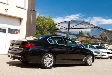 BMW 5-ÖS SOROZAT 520i (Automata) Black Sapphire Luxury Line + Gyári GARANCIA + FULL BMW Szervíz !!