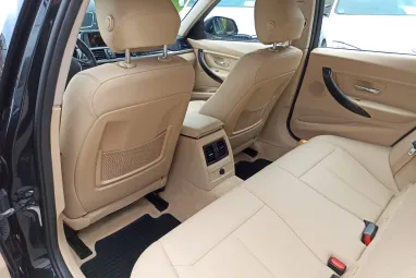 BMW 3-AS SOROZAT 318d Luxury (Automata) Black Sapphire Metalic +Magánszemély Tulajdonos +Eredeti Magyar Autó