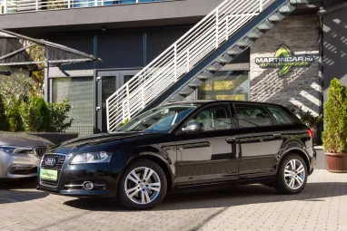 AUDI A3 1.4 TFSI Attraction SPORTBack Brilliant Black Pearl +1.Tulaj +Friss KPM Vizsga +Végig vez. Sz.Könyv!