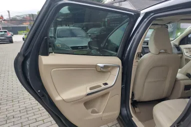VOLVO XC60 2.0 D DRIVe Momentum Exclusive Saville Gray +Anthracite Soft Beige +Prémium Magas Felszereltség!!