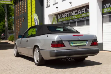 MERCEDES-BENZ E-OSZTÁLY 300 CE-24 Cabrio A Férfiakat a gyerekektől csak a Játékaik ára különbözteti meg !!