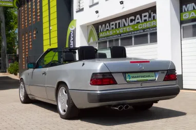 MERCEDES-BENZ E-OSZTÁLY 300 CE-24 Cabrio A Férfiakat a gyerekektől csak a Játékaik ára különbözteti meg !!