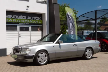 MERCEDES-BENZ E-OSZTÁLY 300 CE-24 Cabrio A Férfiakat a gyerekektől csak a Játékaik ára különbözteti meg !!