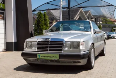 MERCEDES-BENZ E-OSZTÁLY 300 CE-24 Cabrio A Férfiakat a gyerekektől csak a Játékaik ára különbözteti meg !!