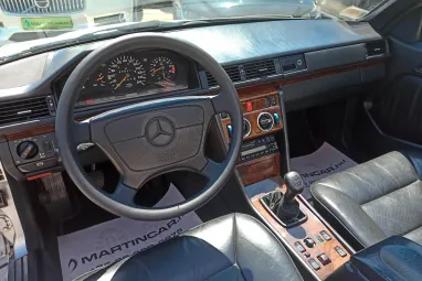 MERCEDES-BENZ E-OSZTÁLY 300 CE-24 Cabrio A Férfiakat a gyerekektől csak a Játékaik ára különbözteti meg !!