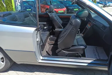 MERCEDES-BENZ E-OSZTÁLY 300 CE-24 Cabrio A Férfiakat a gyerekektől csak a Játékaik ára különbözteti meg !!