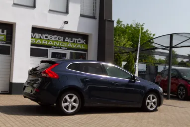 VOLVO V40 1.6 T2 Momentum Exclusive Denim Blue + Charcoal White Enteriör +Vez. SzKönyv +Első Tulajdonos !!