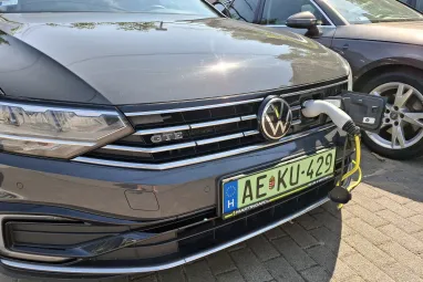 VOLKSWAGEN PASSAT VIII Variant 1.4 TSI GTE Plug-In-Hybrid DSG HIGHLINE Urano GRAY +Max Extra +Végig Gyári Szervizkönyv +2X-s GARANCIA !!