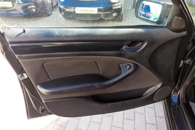 BMW 3-AS SOROZAT 320d Touring Cosmosschwarz Metallic +Sok műszaki +Igazlolt Km futás !!