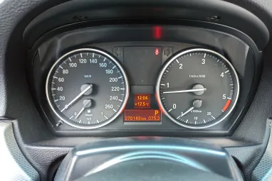 BMW 320d (Automata) Full Extra + Gyári Fényezés + Végig Vezetett Szervízkönyv + 2X-s GARANCIA !!