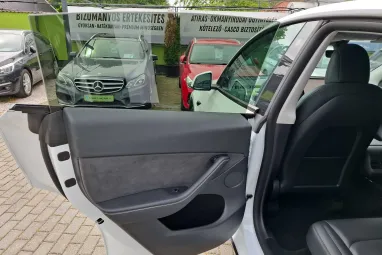 TESLA MODEL Y Long Range AWD (Automata) AMD Ryzen +Full FSD +Sérülésmentes +Teljes Gyári GARANCIA !!