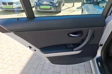 BMW 3-AS SOROZAT 318d Touring Titánium Silver +Friss Nagyszervíz +Friss műszaki +3X-s GARANCIA !!