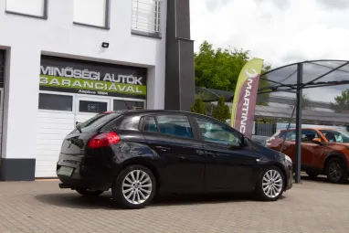 FIAT BRAVO 1.4 T-Jet Dynamic Black Metallic +Keveset futott +Navigáció +Igényes állapot +3X-s GARANCIA !!