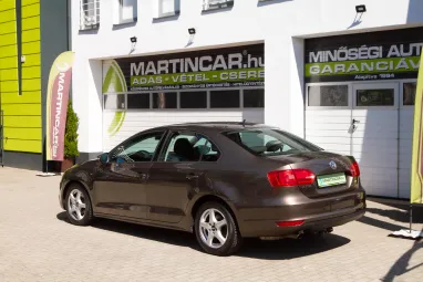 VOLKSWAGEN JETTA VI 1.2 TSI Trendline Reflexív Toffee Brown Metallic +Első Tulajdonos +Végig Szervizelt +3X-s GARANCIA