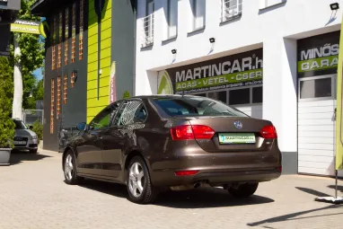 VOLKSWAGEN JETTA VI 1.2 TSI Trendline Reflexív Toffee Brown Metallic +Első Tulajdonos +Végig Szervizelt +3X-s GARANCIA