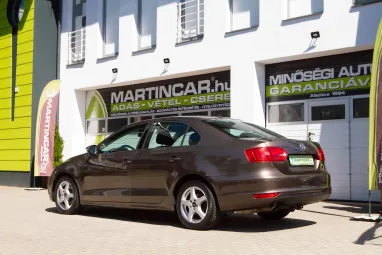 VOLKSWAGEN JETTA VI 1.2 TSI Trendline Reflexív Toffee Brown Metallic +Első Tulajdonos +Végig Szervizelt +3X-s GARANCIA