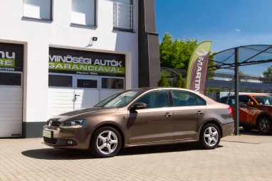 VOLKSWAGEN JETTA VI 1.2 TSI Trendline Reflexív Toffee Brown Metallic +Első Tulajdonos +Végig Szervizelt +3X-s GARANCIA