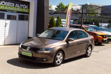 VOLKSWAGEN JETTA VI 1.2 TSI Trendline Reflexív Toffee Brown Metallic +Első Tulajdonos +Végig Szervizelt +3X-s GARANCIA
