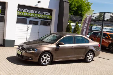 VOLKSWAGEN JETTA VI 1.2 TSI Trendline Reflexív Toffee Brown Metallic +Első Tulajdonos +Végig Szervizelt +3X-s GARANCIA