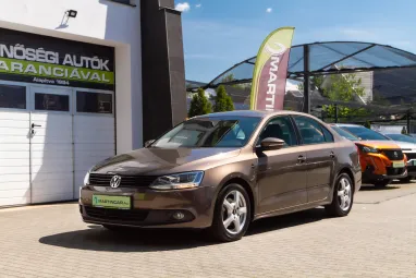 VOLKSWAGEN JETTA VI 1.2 TSI Trendline Reflexív Toffee Brown Metallic +Első Tulajdonos +Végig Szervizelt +3X-s GARANCIA