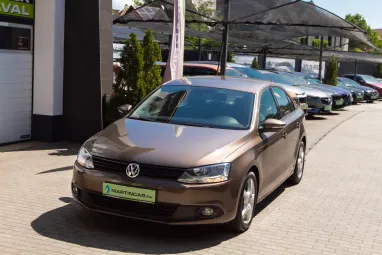 VOLKSWAGEN JETTA VI 1.2 TSI Trendline Reflexív Toffee Brown Metallic +Első Tulajdonos +Végig Szervizelt +3X-s GARANCIA