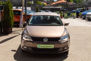 VOLKSWAGEN JETTA VI 1.2 TSI Trendline Reflexív Toffee Brown Metallic +Első Tulajdonos +Végig Szervizelt +3X-s GARANCIA