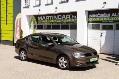 VOLKSWAGEN JETTA VI 1.2 TSI Trendline Reflexív Toffee Brown Metallic +Első Tulajdonos +Végig Szervizelt +3X-s GARANCIA