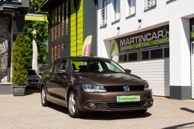 VOLKSWAGEN JETTA VI 1.2 TSI Trendline Reflexív Toffee Brown Metallic +Első Tulajdonos +Végig Szervizelt +3X-s GARANCIA