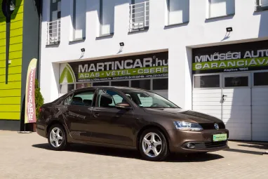 VOLKSWAGEN JETTA VI 1.2 TSI Trendline Reflexív Toffee Brown Metallic +Első Tulajdonos +Végig Szervizelt +3X-s GARANCIA