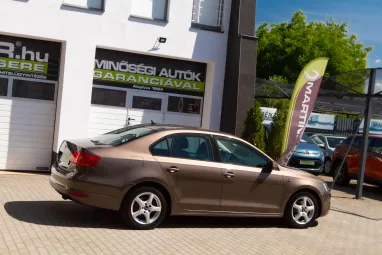 VOLKSWAGEN JETTA VI 1.2 TSI Trendline Reflexív Toffee Brown Metallic +Első Tulajdonos +Végig Szervizelt +3X-s GARANCIA