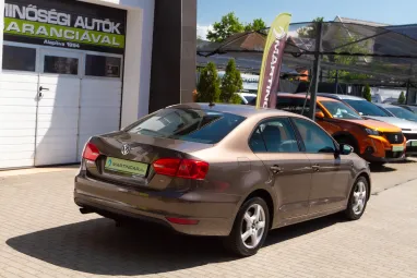 VOLKSWAGEN JETTA VI 1.2 TSI Trendline Reflexív Toffee Brown Metallic +Első Tulajdonos +Végig Szervizelt +3X-s GARANCIA