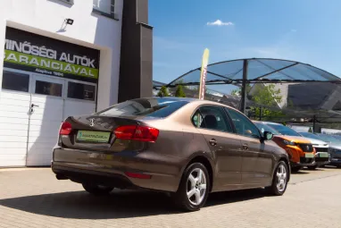 VOLKSWAGEN JETTA VI 1.2 TSI Trendline Reflexív Toffee Brown Metallic +Első Tulajdonos +Végig Szervizelt +3X-s GARANCIA