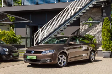 VOLKSWAGEN JETTA VI 1.2 TSI Trendline Reflexív Toffee Brown Metallic +Első Tulajdonos +Végig Szervizelt +3X-s GARANCIA