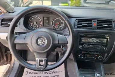 VOLKSWAGEN JETTA VI 1.2 TSI Trendline Reflexív Toffee Brown Metallic +Első Tulajdonos +Végig Szervizelt +3X-s GARANCIA