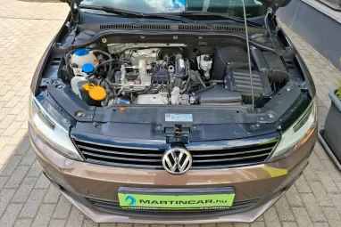 VOLKSWAGEN JETTA VI 1.2 TSI Trendline Reflexív Toffee Brown Metallic +Első Tulajdonos +Végig Szervizelt +3X-s GARANCIA