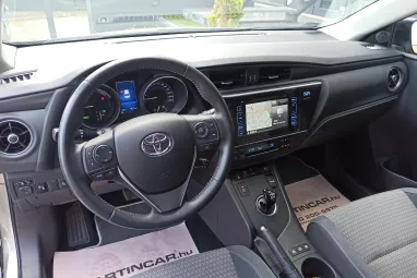 TOYOTA AURIS 1.8 HSD Selection (Automata) Team Dynamic +Super Silver Metallic +14E km +Mint az Új +3X-s GARANCIA !!