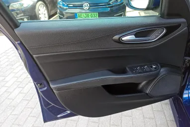 ALFA ROMEO GIULIA 2.2 D Super (Automata) Deep Blue Metallic +QV felnik +Eredeti Magyar Autó +Friss Műszaki +3X-s GARANCIA !!