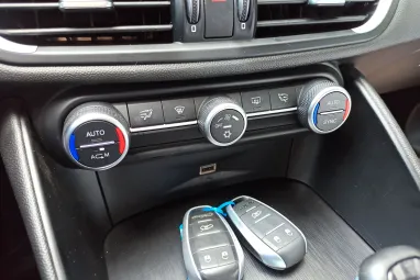 ALFA ROMEO GIULIA 2.2 D Super (Automata) Deep Blue Metallic +QV felnik +Eredeti Magyar Autó +Friss Műszaki +3X-s GARANCIA !!