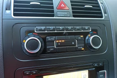 VOLKSWAGEN TOURAN 1.6 CR TDI Comfortline [7 személy] Deep Black Pearl +Első Tulajdonostól +Stabil műszaki állapot +3X-s GARANCIA !!