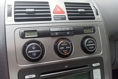 VOLKSWAGEN TOURAN 1.9 PD TDi Conceptline Reflex Silver +1 Tulaj +Vezérlés csere + Full vez Sz.Könyv +3X-s GARANCIA !!