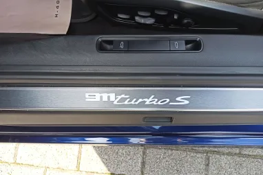 PORSCHE 911 Cabrio Turbo S PDK Gentian Blue Metallic AKRAPOVIC ++ Azonnal elvihető ++