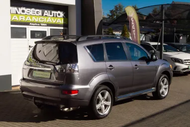 MITSUBISHI OUTLANDER 2.2 DI-D Intense Plus 4WD (Automata) 7 személyes Stone Grey Metallic +1.Tulajdonostól +Friss Szerviz +3X-s GARANCIA !!