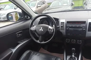 MITSUBISHI OUTLANDER 2.2 DI-D Intense Plus 4WD (Automata) 7 személyes Stone Grey Metallic +1.Tulajdonostól +Friss Szerviz +3X-s GARANCIA !!