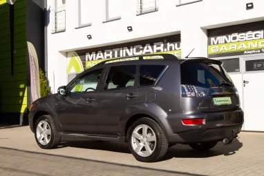 MITSUBISHI OUTLANDER 2.2 DI-D Intense Plus 4WD (Automata) 7 személyes Stone Grey Metallic +1.Tulajdonostól +Friss Szerviz +3X-s GARANCIA !!