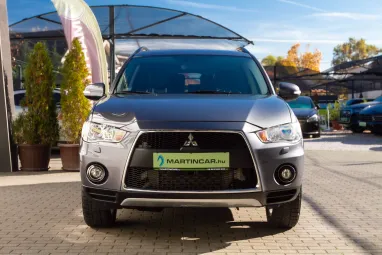 MITSUBISHI OUTLANDER 2.2 DI-D Intense Plus 4WD (Automata) 7 személyes Stone Grey Metallic +1.Tulajdonostól +Friss Szerviz +3X-s GARANCIA !!