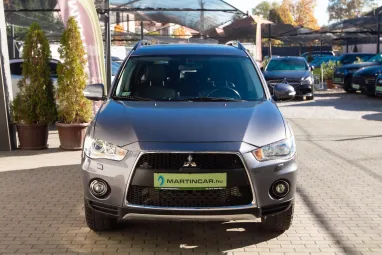 MITSUBISHI OUTLANDER 2.2 DI-D Intense Plus 4WD (Automata) 7 személyes Stone Grey Metallic +1.Tulajdonostól +Friss Szerviz +3X-s GARANCIA !!
