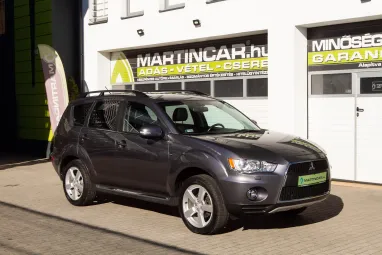 MITSUBISHI OUTLANDER 2.2 DI-D Intense Plus 4WD (Automata) 7 személyes Stone Grey Metallic +1.Tulajdonostól +Friss Szerviz +3X-s GARANCIA !!