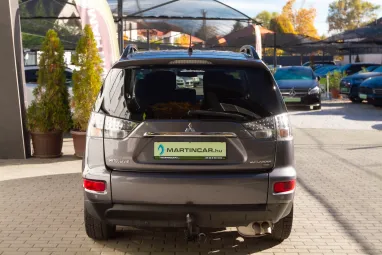 MITSUBISHI OUTLANDER 2.2 DI-D Intense Plus 4WD (Automata) 7 személyes Stone Grey Metallic +1.Tulajdonostól +Friss Szerviz +3X-s GARANCIA !!