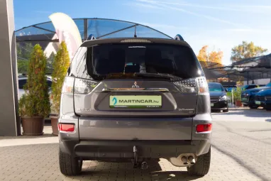 MITSUBISHI OUTLANDER 2.2 DI-D Intense Plus 4WD (Automata) 7 személyes Stone Grey Metallic +1.Tulajdonostól +Friss Szerviz +3X-s GARANCIA !!