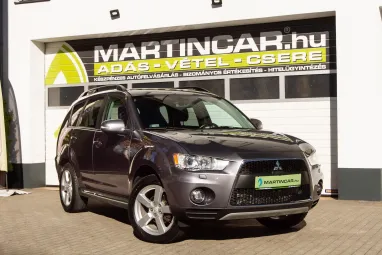 MITSUBISHI OUTLANDER 2.2 DI-D Intense Plus 4WD (Automata) 7 személyes Stone Grey Metallic +1.Tulajdonostól +Friss Szerviz +3X-s GARANCIA !!
